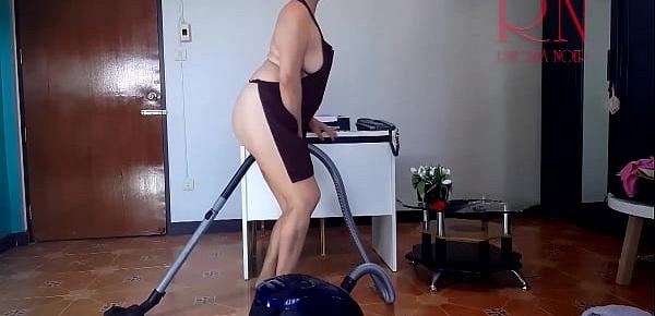  The boss fucks the secretary in the mouth. Naked secretary in an apron.
